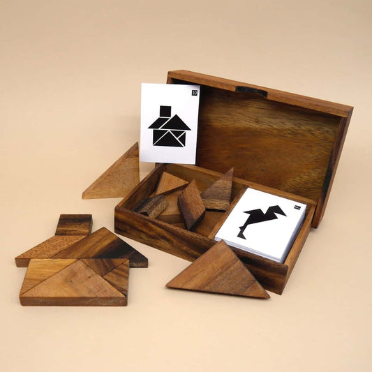 Tangram-Holzspiel mit Legepuzzle-Karten und Figuren, die nachgelegt werden können – perfekt für Denkfreude.