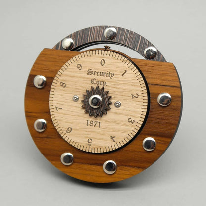 Hölzerne Knobelbox in Form eines kleinen Schlosses, mit filigranen Details und sichtbarem Mechanismus für ein Denkspiel.