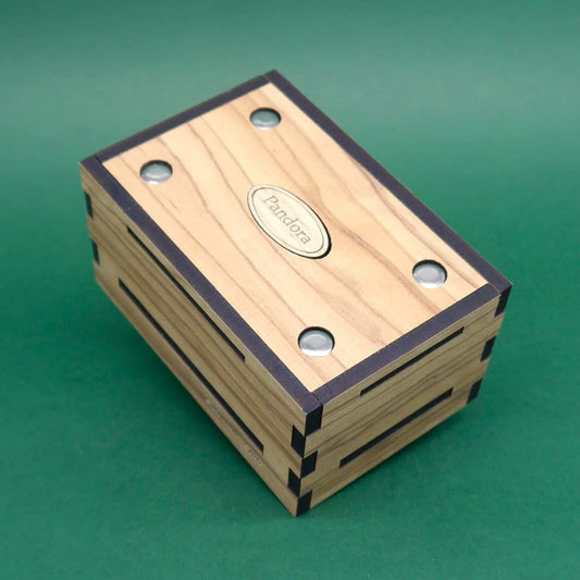  Holz-Puzzlebox mit mehreren Schiebemechanismen und Gravuren, die als „Pandora Box“ bezeichnet wird und zum Gehirntraining oder Knobeln genutzt werden kann.